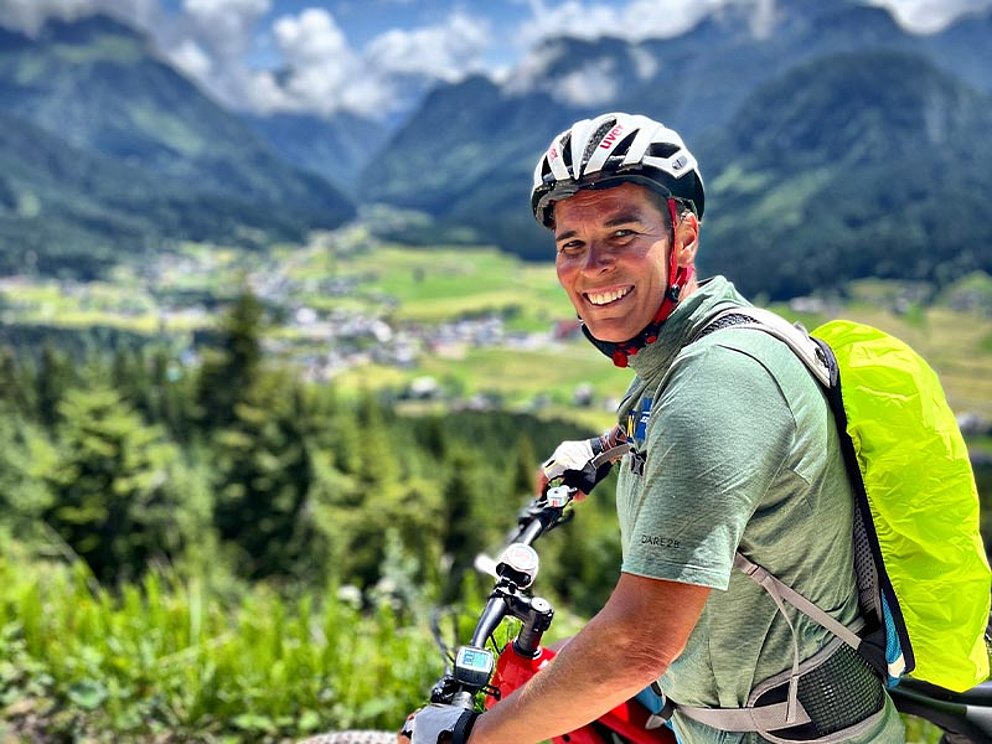 Michaela Dorfmeister unterwegs auf der Dachsteinrunde mit Blick auf Gosau