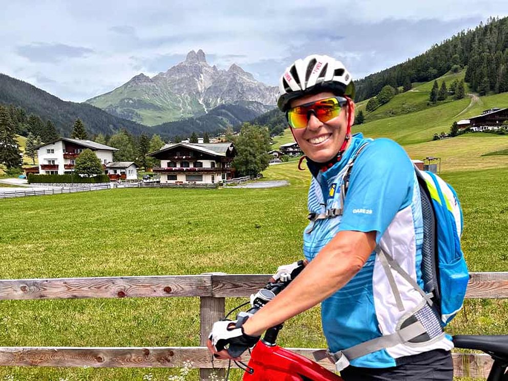 Michaela Dorfmeister zeigt auf die im Hintergrund liegenden Bischofsmütze