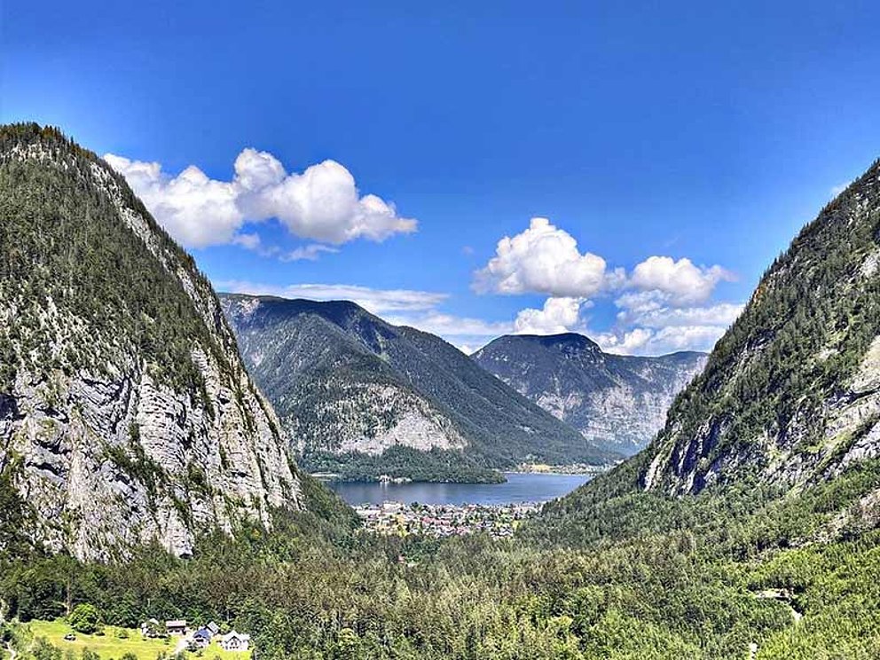 Blick auf Hallstatt, den Hallstättter See und Berge