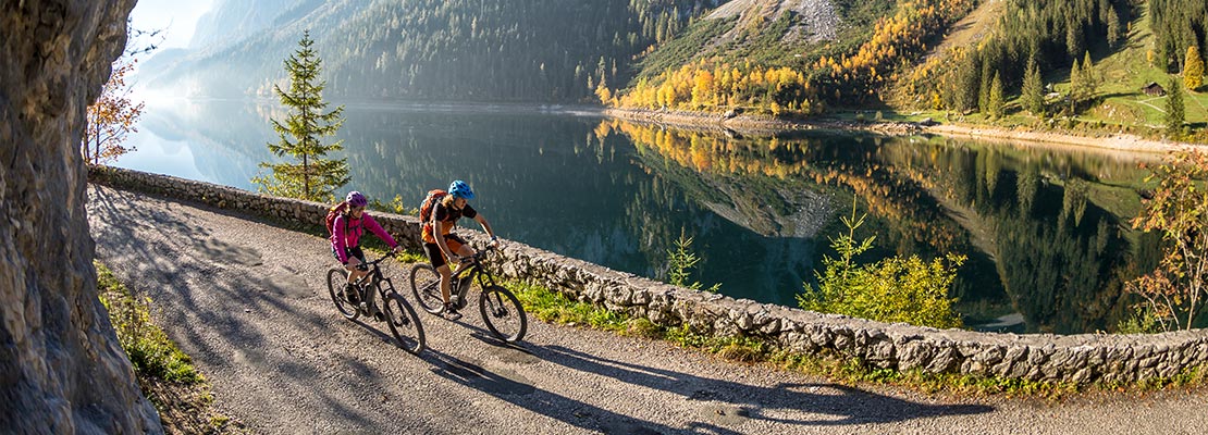 2 Biker am Ufer des Gosausees, Herbststimmung